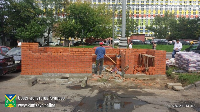 В районе дома 14 по ул. Ярцевская началась установка новых кирпичных контейнерных площадок. В районе дома 14 по ул. Ярцевская началась установка новых кирпичных контейнерных площадок.