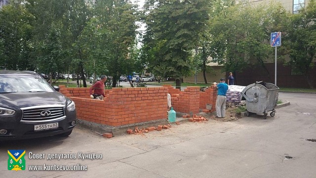 В районе дома 14 по ул. Ярцевская началась установка новых кирпичных контейнерных площадок. 0 В районе дома 14 по ул. Ярцевская началась установка новых кирпичных контейнерных площадок. 0
