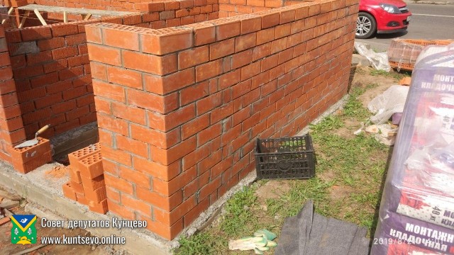В районе дома 14 по ул. Ярцевская началась установка новых кирпичных контейнерных площадок. 1 В районе дома 14 по ул. Ярцевская началась установка новых кирпичных контейнерных площадок. 1