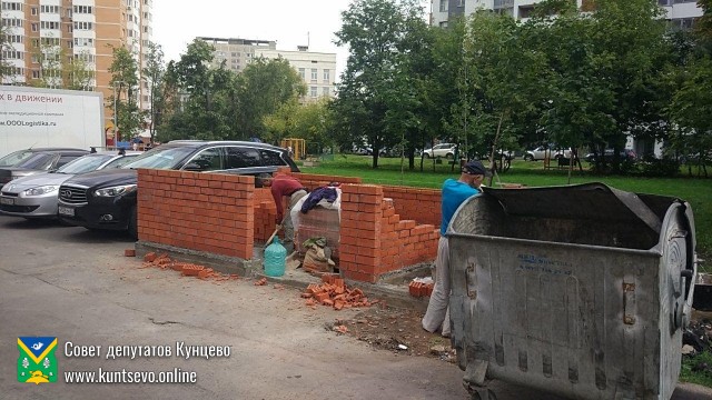 В районе дома 14 по ул. Ярцевская началась установка новых кирпичных контейнерных площадок. 2 В районе дома 14 по ул. Ярцевская началась установка новых кирпичных контейнерных площадок. 2